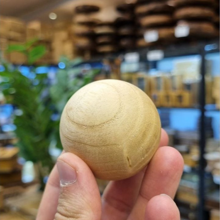 گوی چوبی کوچک و بزرگ