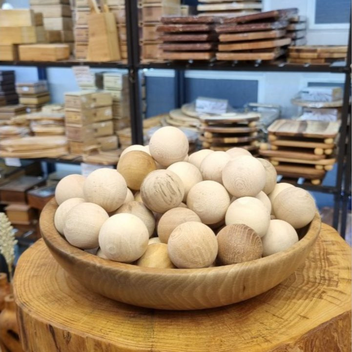 گوی چوبی کوچک و بزرگ